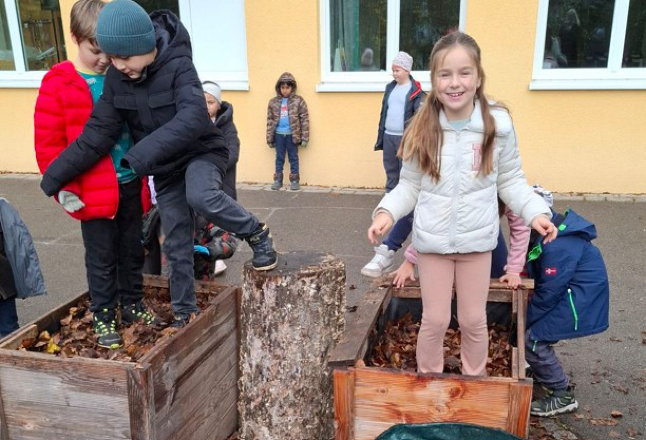 Kinder in den Hochbeeten